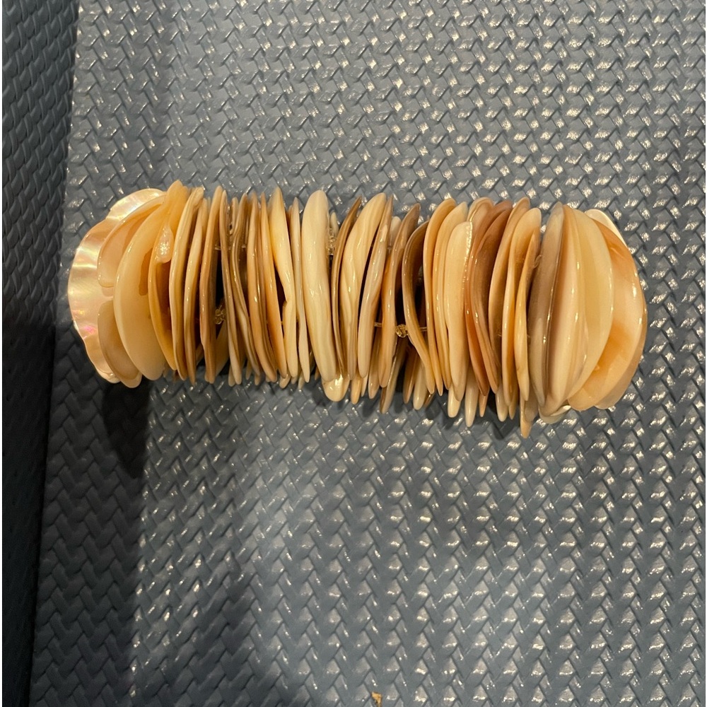 🪸 NWOT Shell Stretch Bracelet 🪸 - Picture 2 of 2
